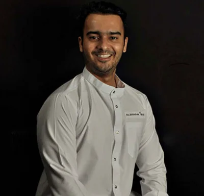 دكتور ابهيشيك مودي طبيب أسنان